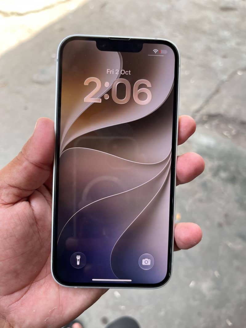 Apple iPhone 16e 4