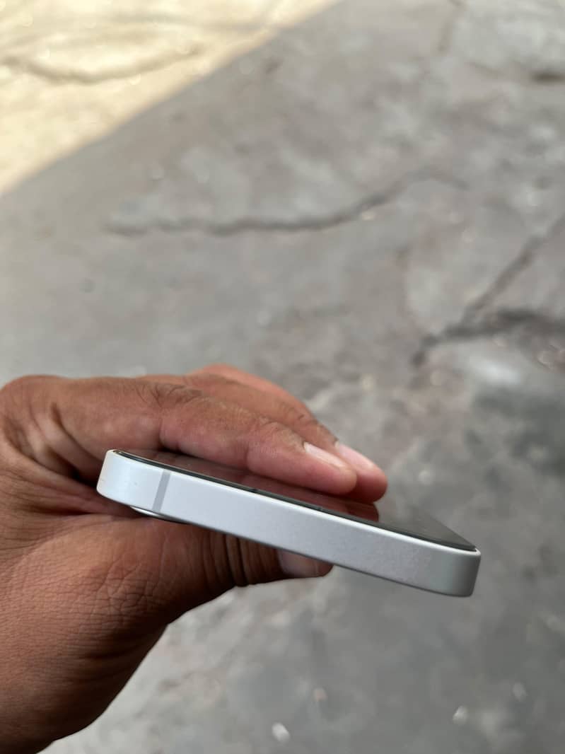 Apple iPhone 16e 5