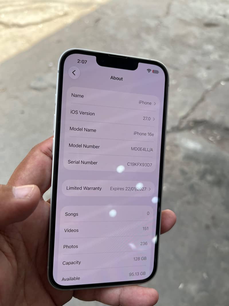 Apple iPhone 16e 7