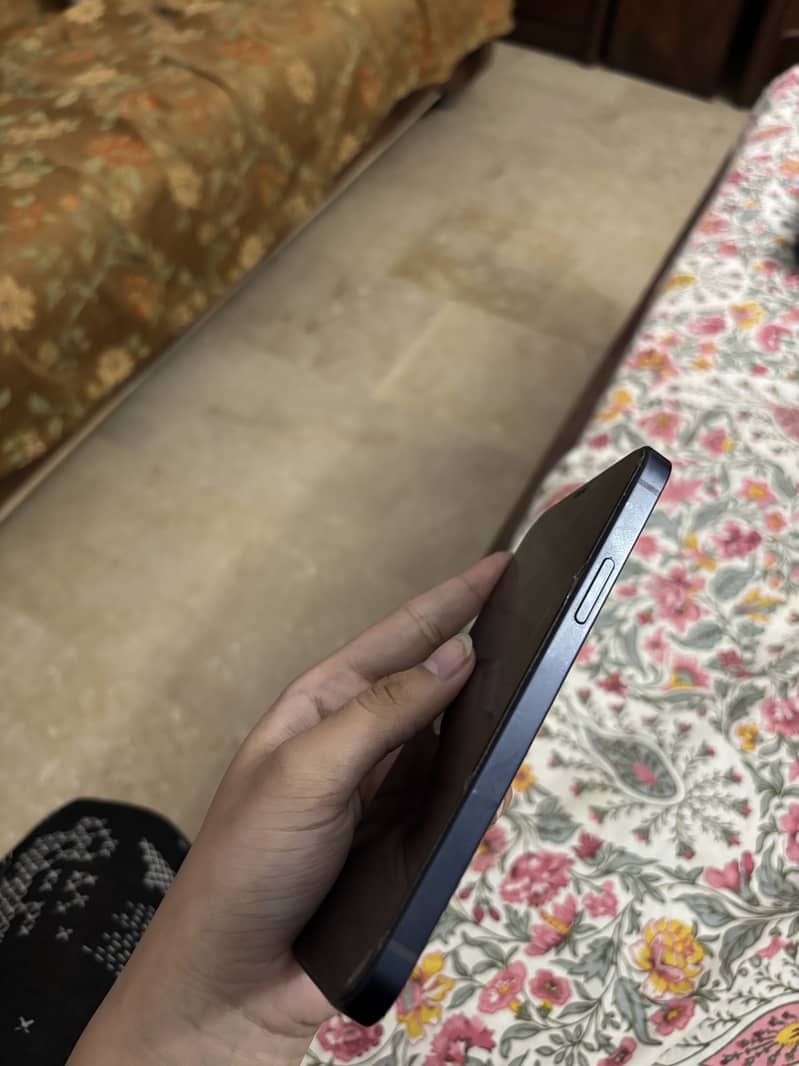 Apple iPhone 12 4