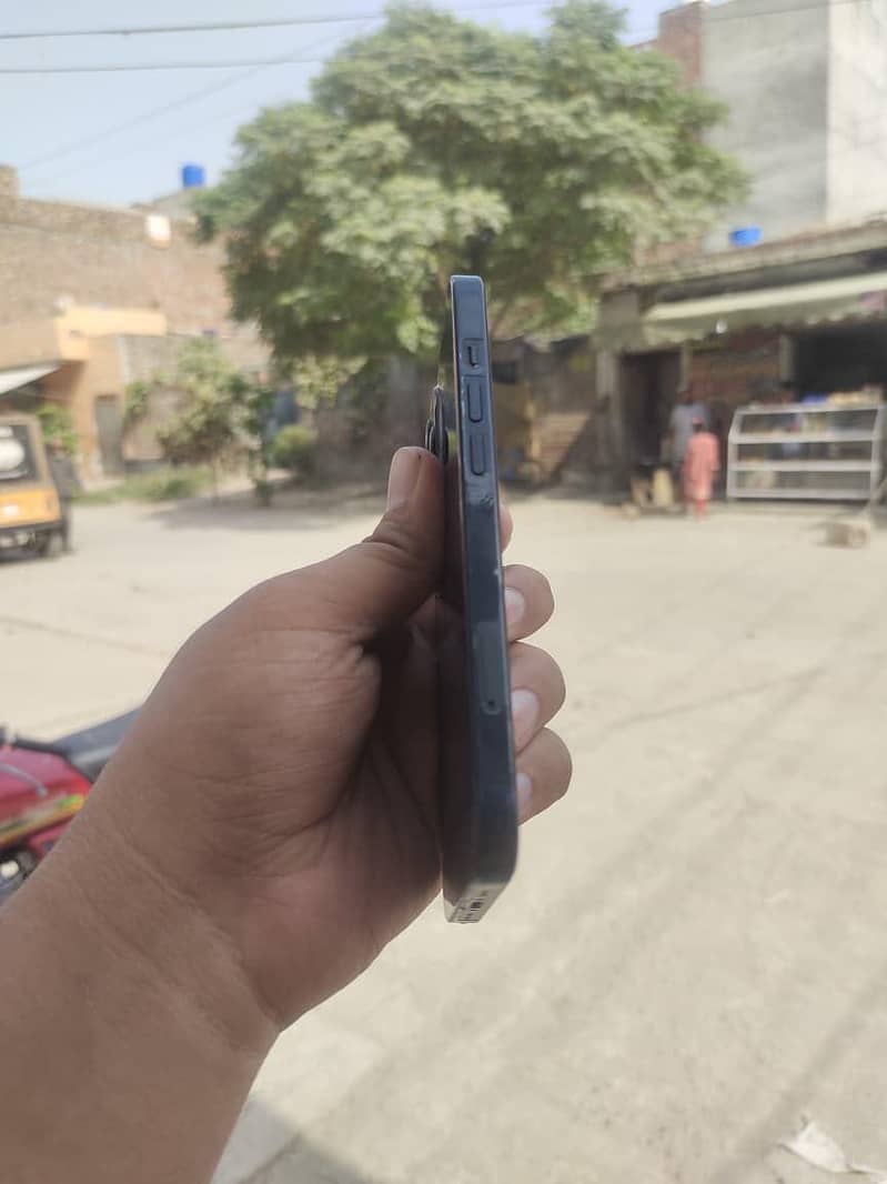 Apple iPhone 13 4