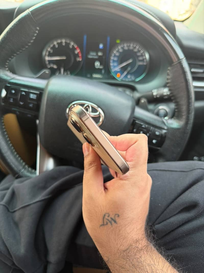 Apple iPhone 16 Pro Max 1
