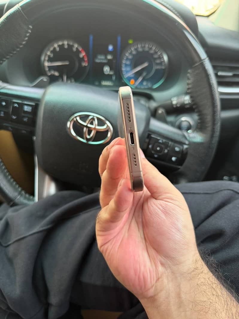 Apple iPhone 16 Pro Max 2