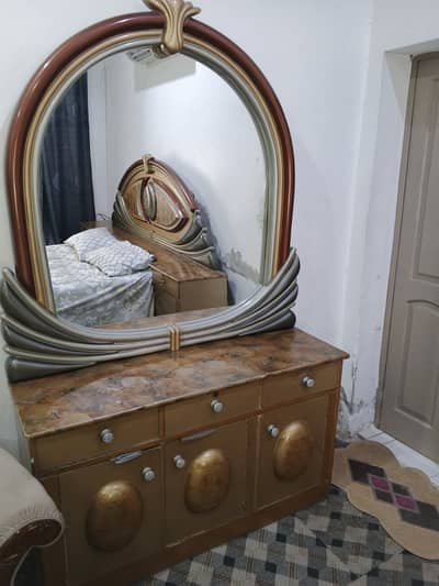 King size bed with 6 inch mattress and dressing table