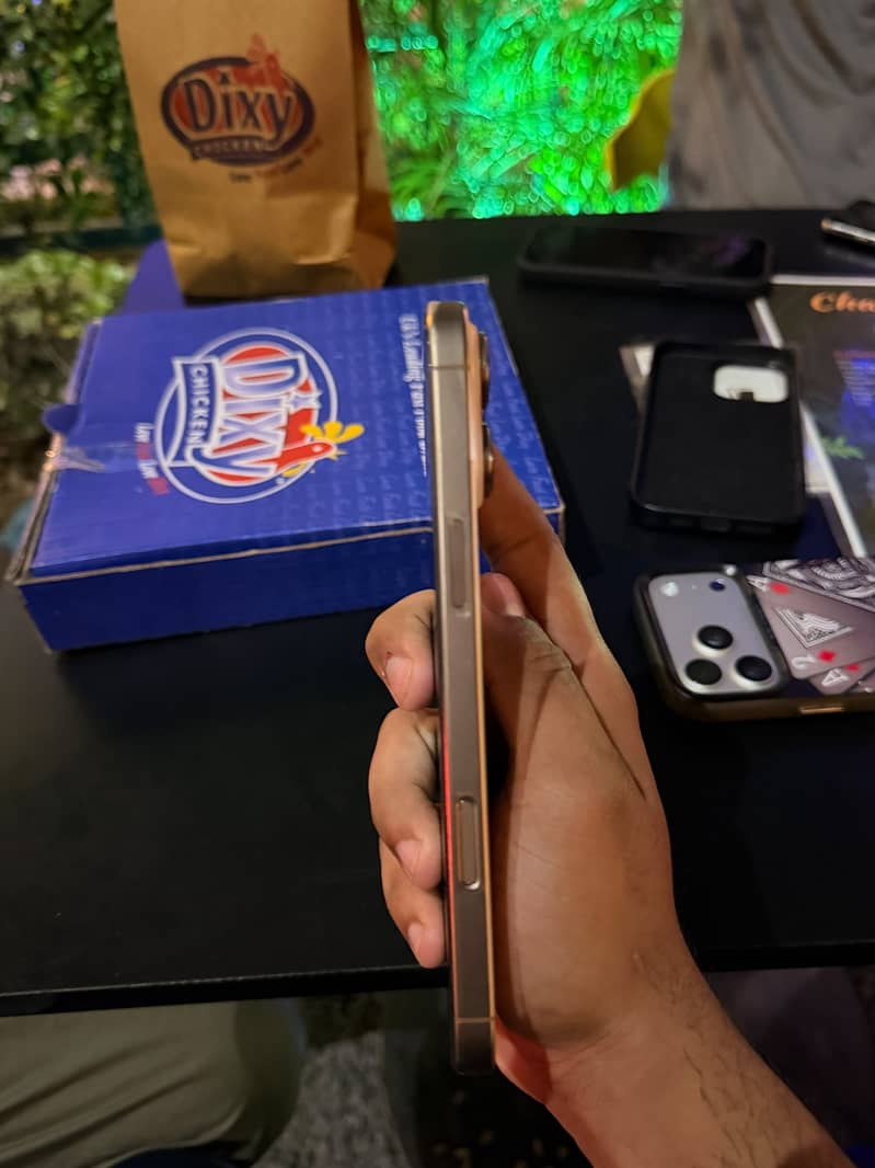 Apple iPhone 16 Pro Max 2