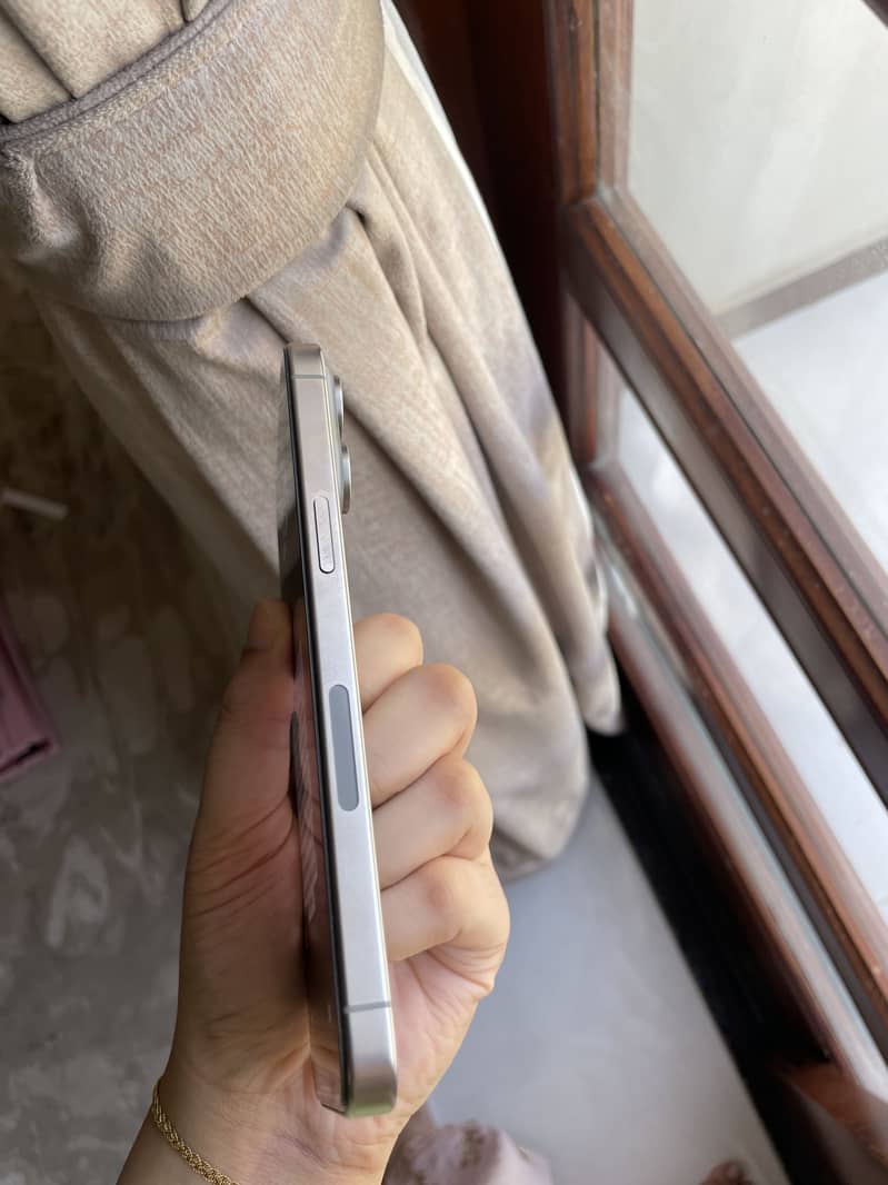 Apple iPhone 15 Pro Max 4