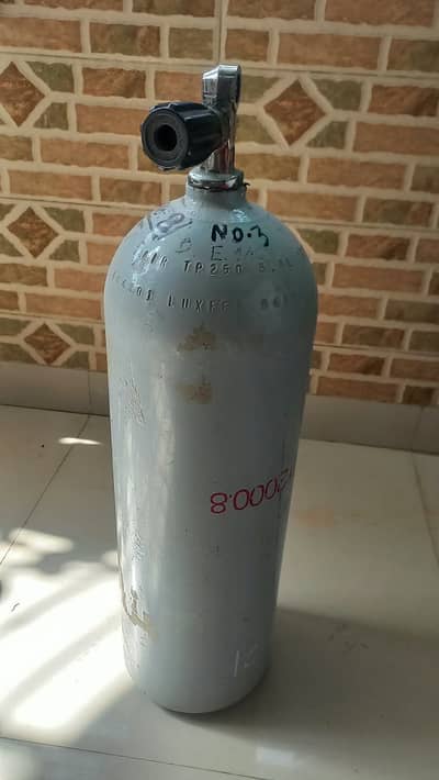 Oxygen cylinders for scuba diving