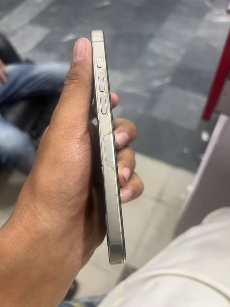 IPHONE 15 PRO 1