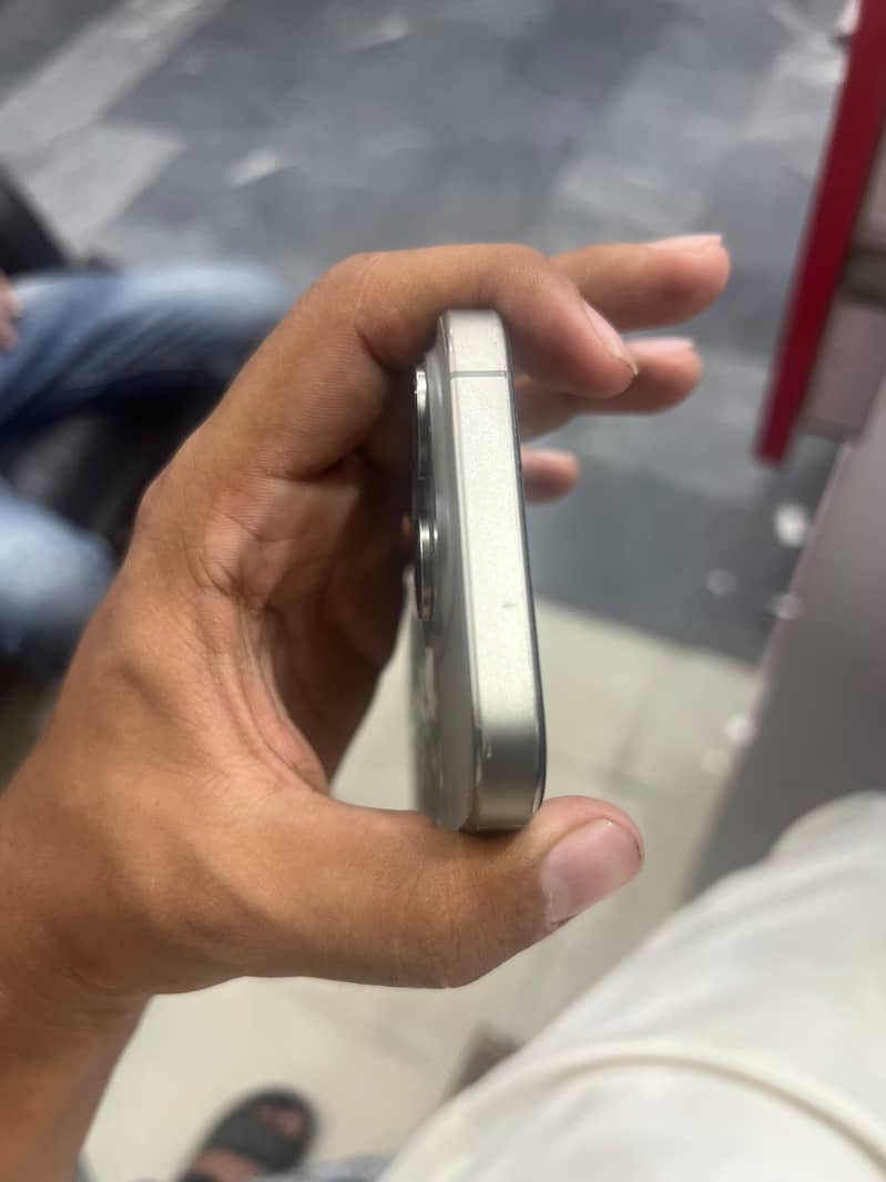 IPHONE 15 PRO 4