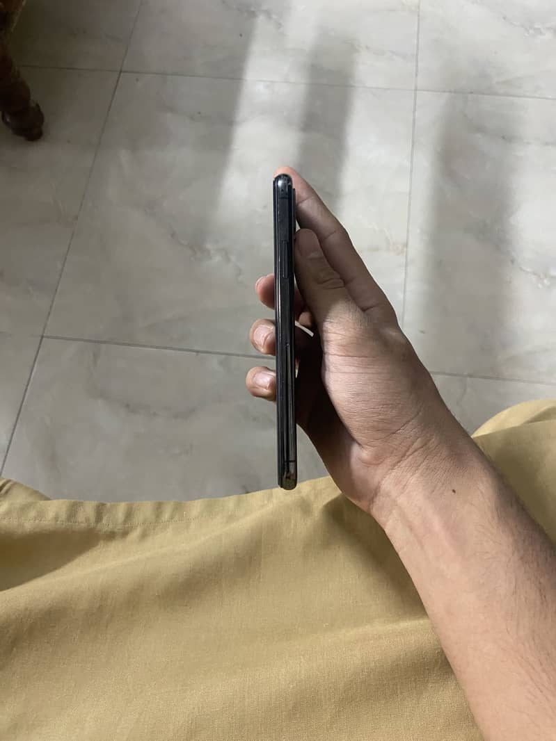 Apple iPhone X 4