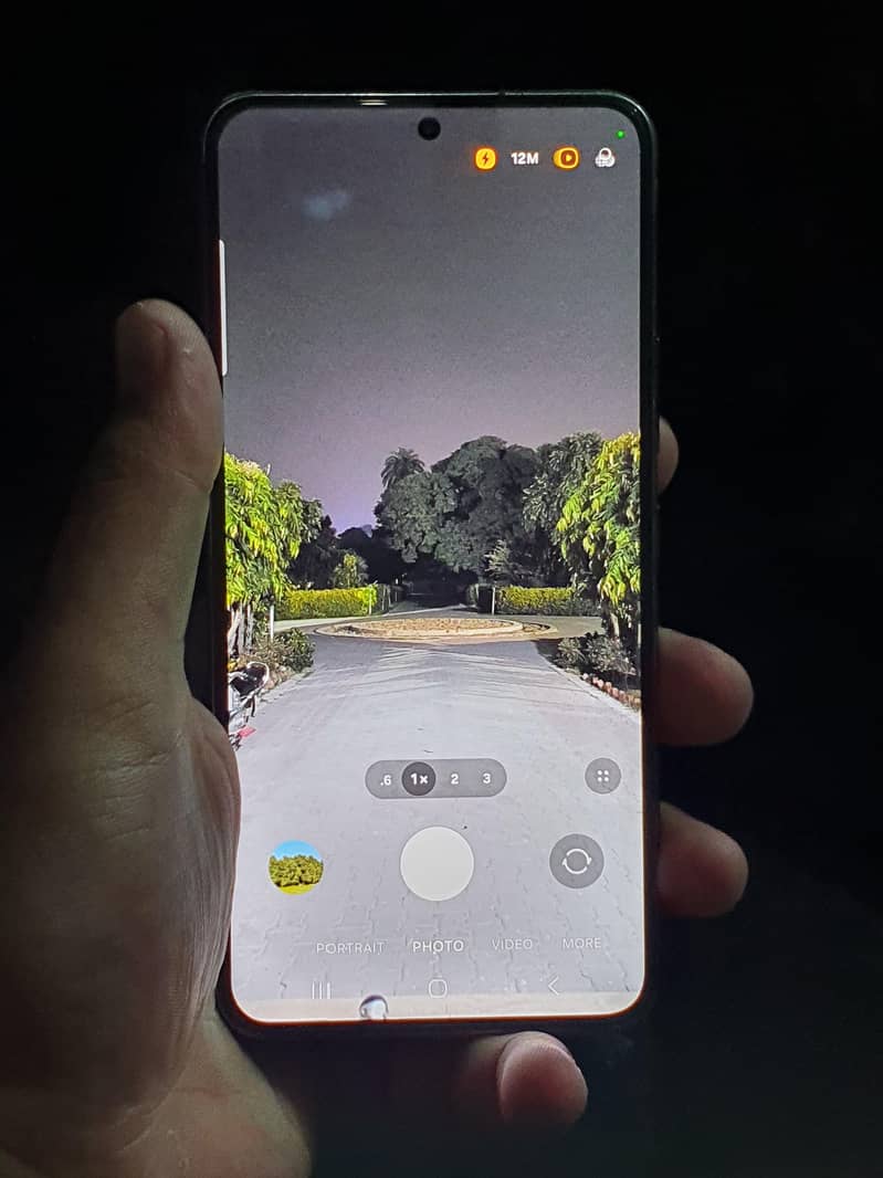 Samsung Mobile S22 1