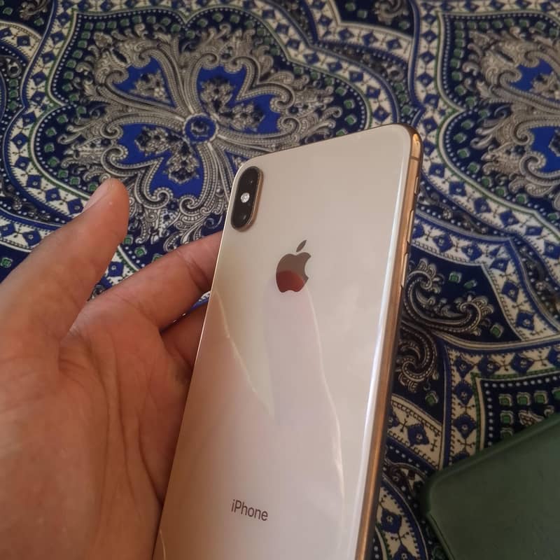 Apple iPhone XS Max 3