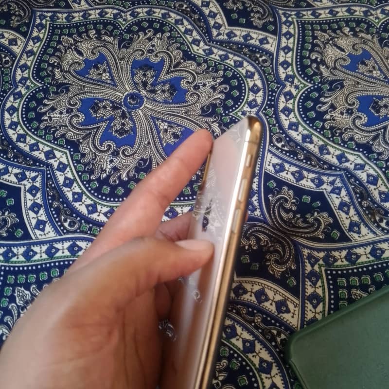 Apple iPhone XS Max 4