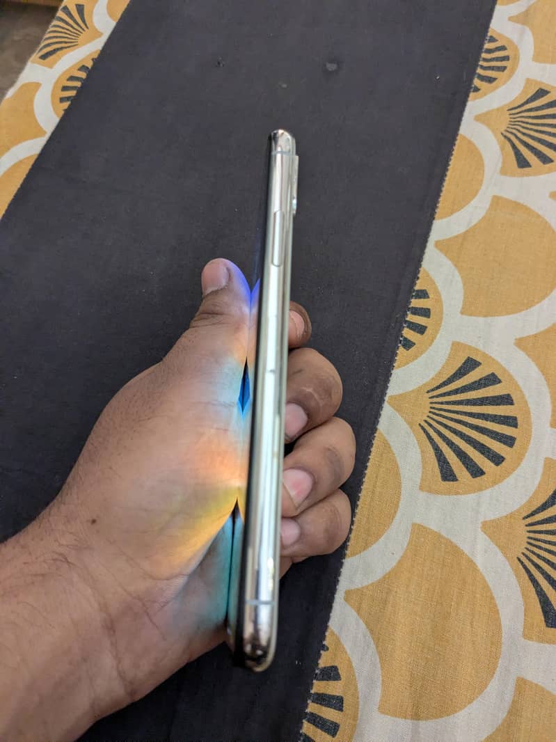 Apple iPhone X 4