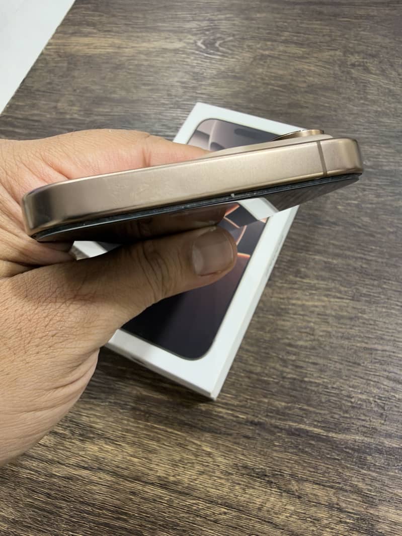 Apple iPhone 16 Pro Max 2