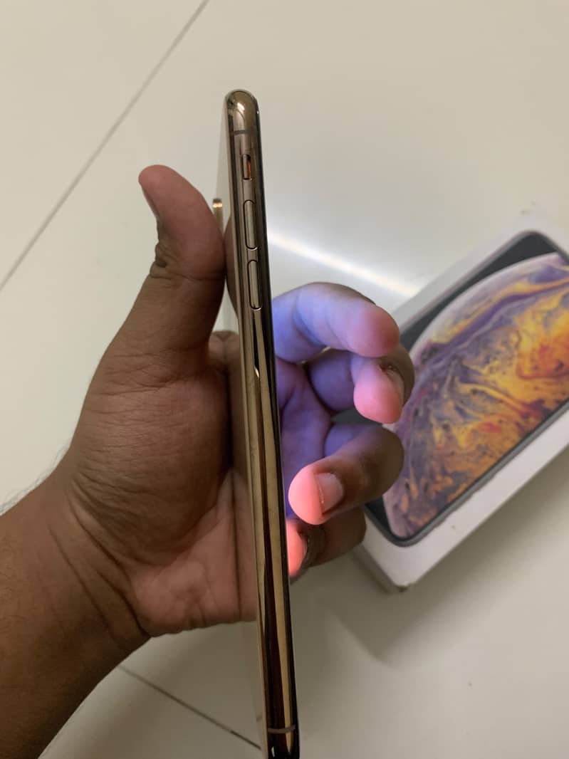 Apple iPhone XS Max 7