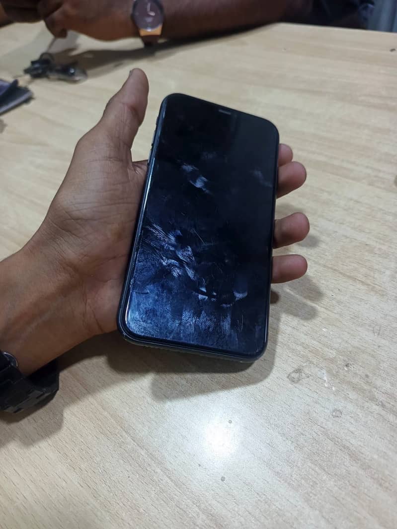 Apple iPhone 11 4
