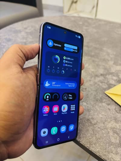 Samsung Galaxy Z Flip 4 Urgent Sale Due to Fold Issue