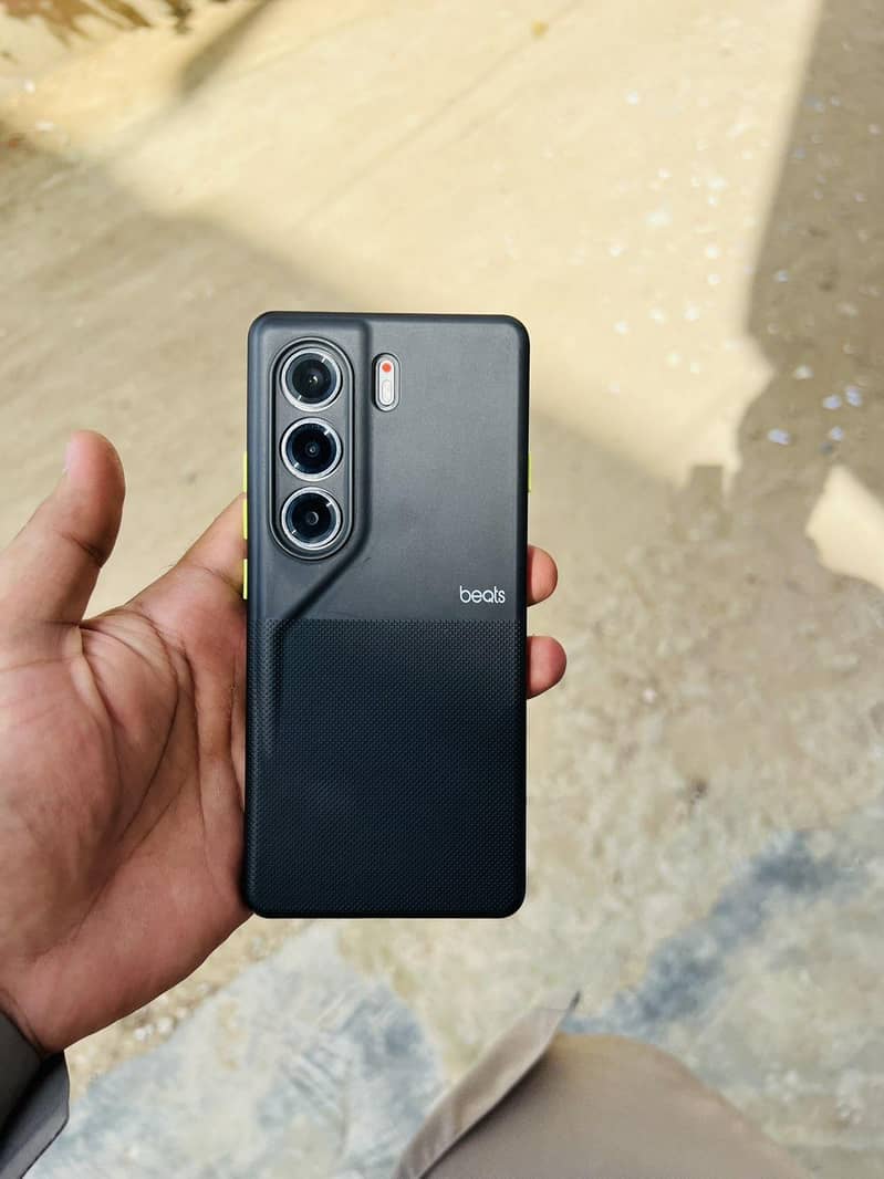 TECHNO CAMON 40 PRO 1