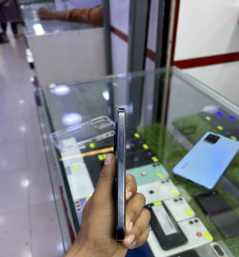 Apple iPhone 15 Pro 0