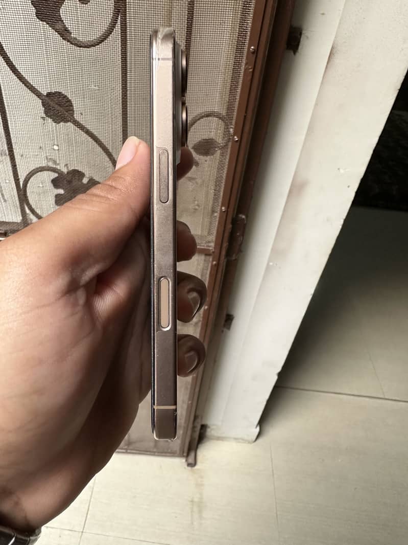 Apple iPhone 16 Pro 4