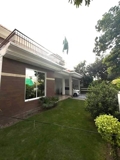 One Kanal Used Modern Design Bungalow For Sale At Prime Location Of DHA Lahore Near To Park Masjid & Commercial Market.