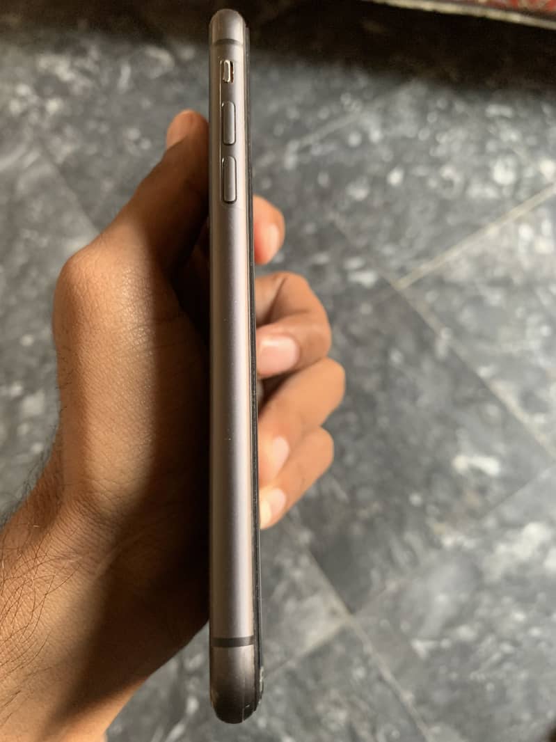 Apple iPhone 11 4