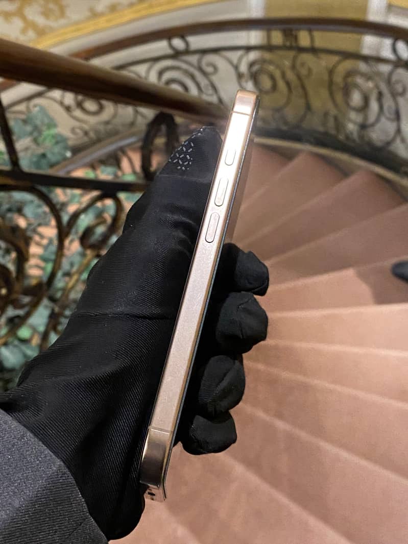 Apple iPhone 16 Pro 3