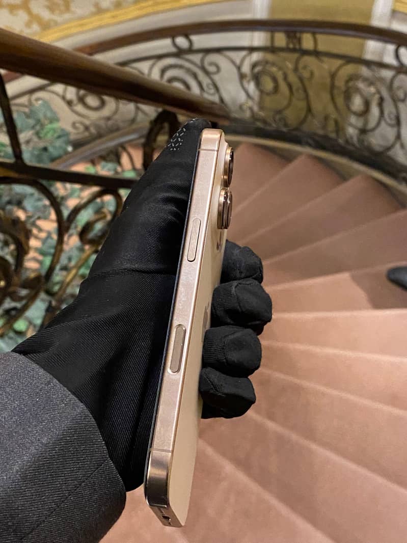 Apple iPhone 16 Pro 4