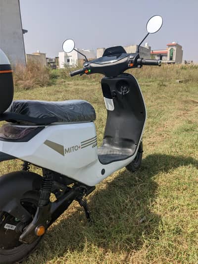 BRAND NEW EVEE MITO + ELECTRIC SCOOTY. 10/10
