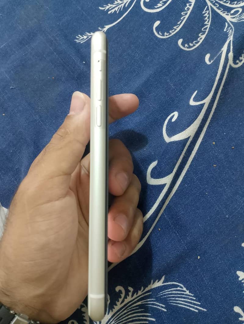 Apple iPhone 11 3