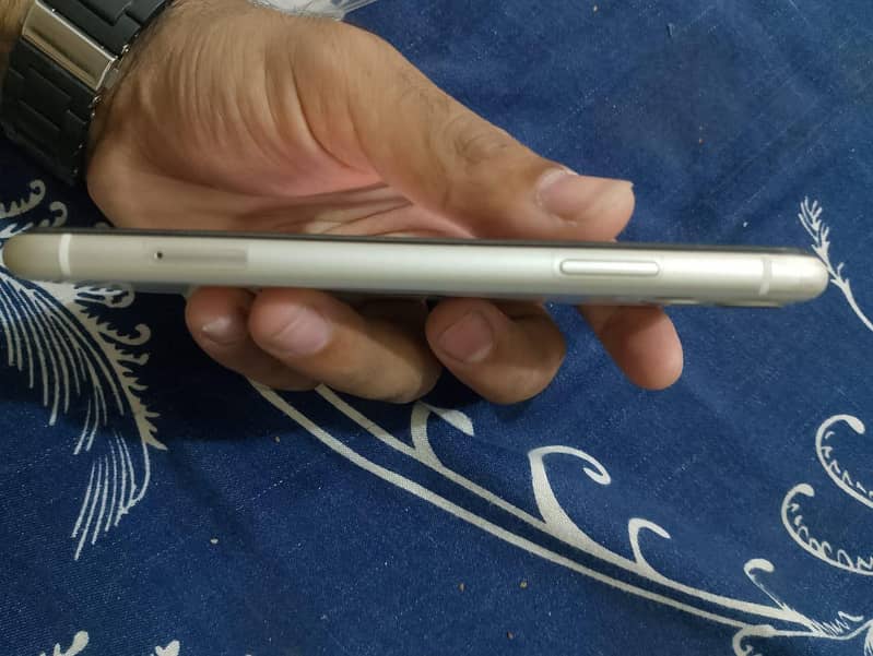Apple iPhone 11 4