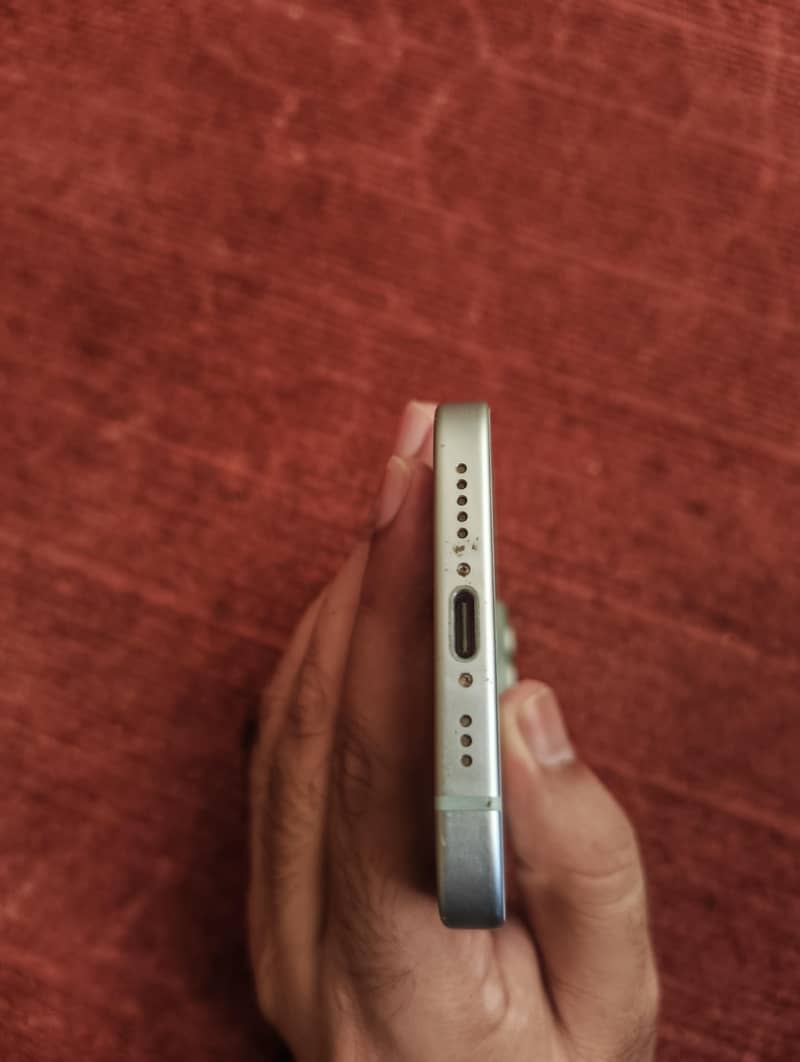 Apple iPhone 15 4