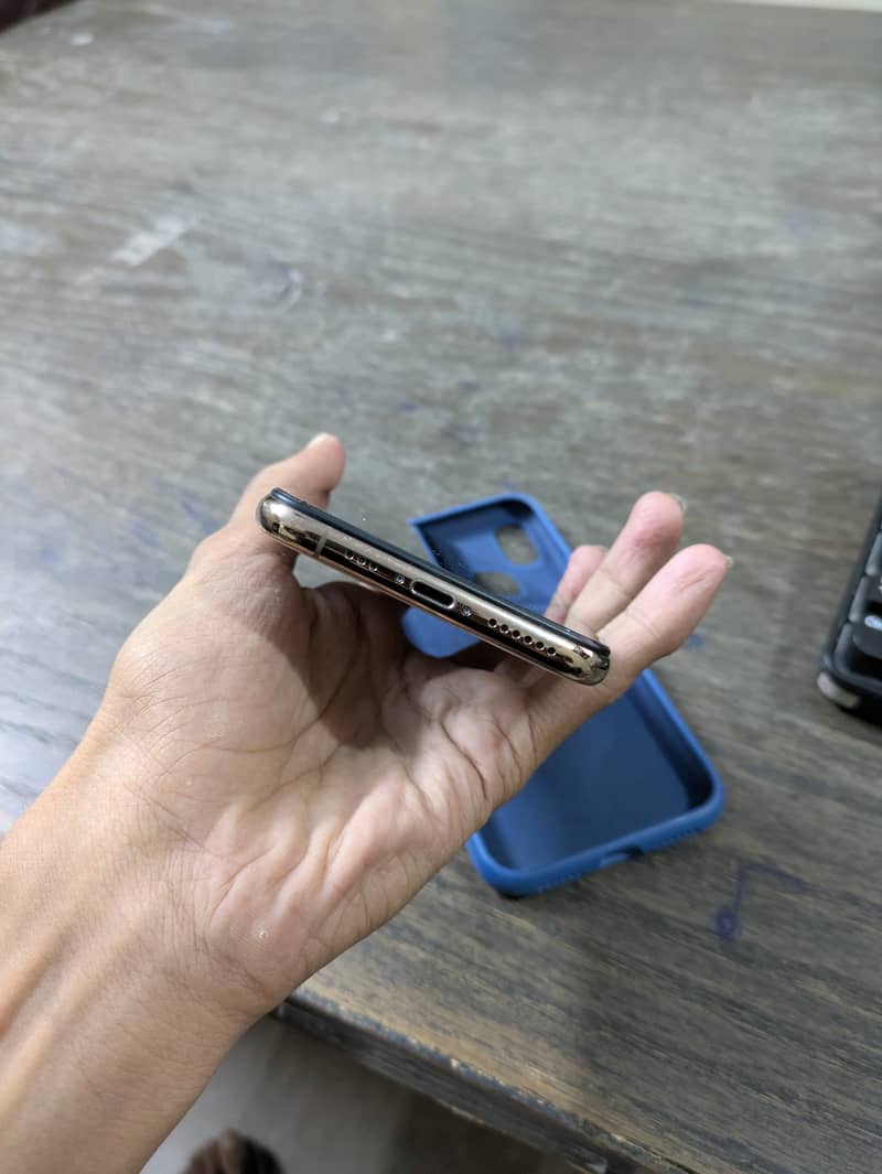 Apple iPhone XS 3