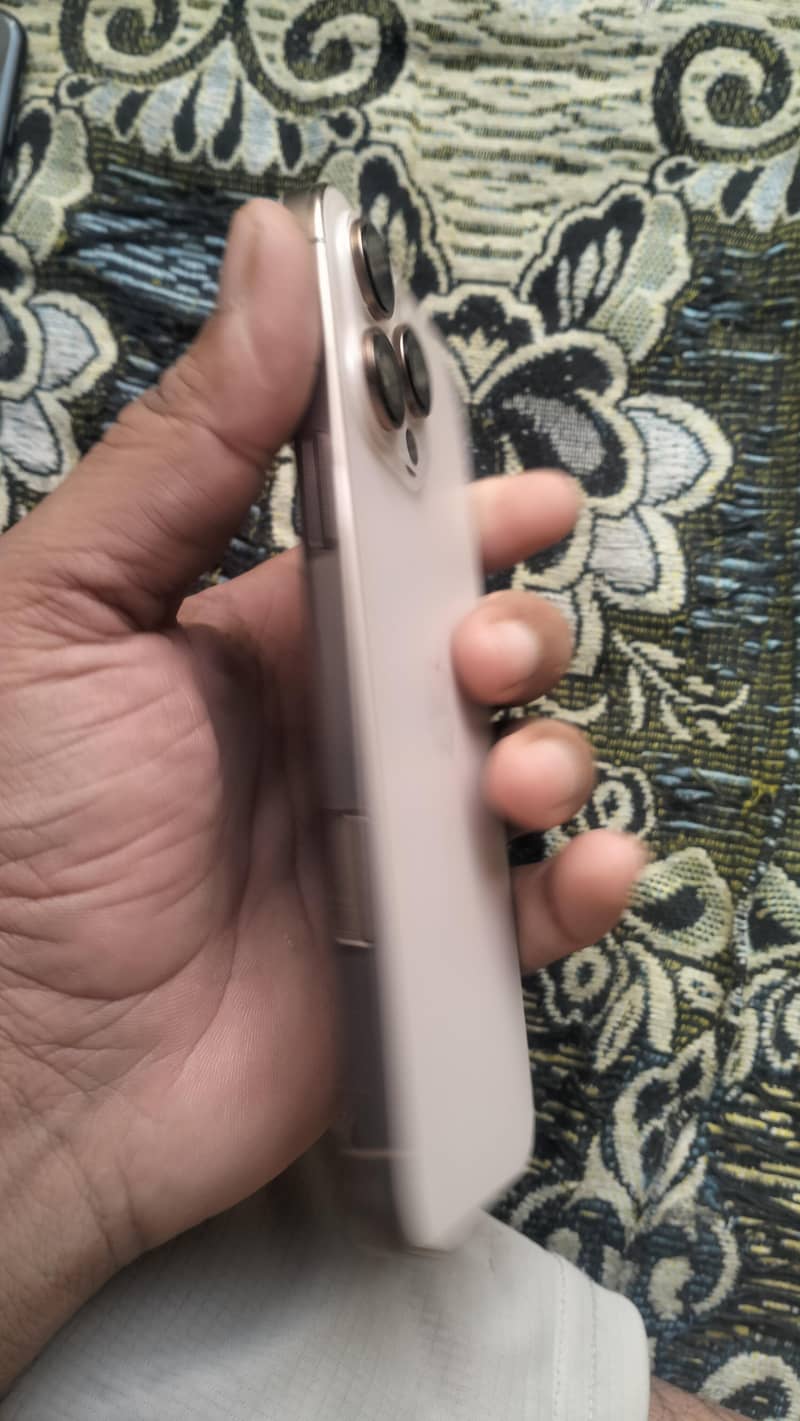 iPhone 16 Pro Max 1