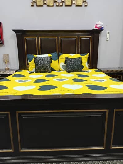 Selling bed side table or almari  03188600082
