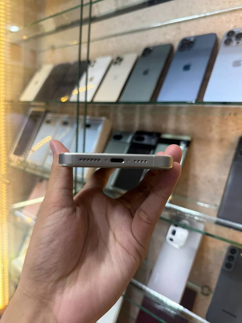 Apple iPhone 15 Pro Max 6