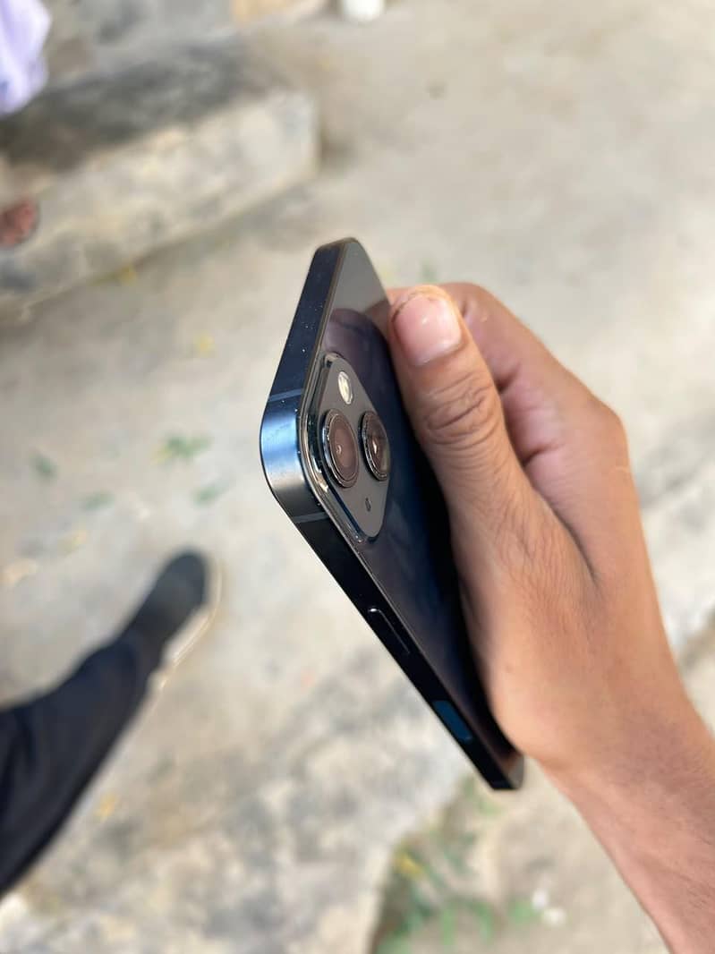 Apple iPhone 13 4