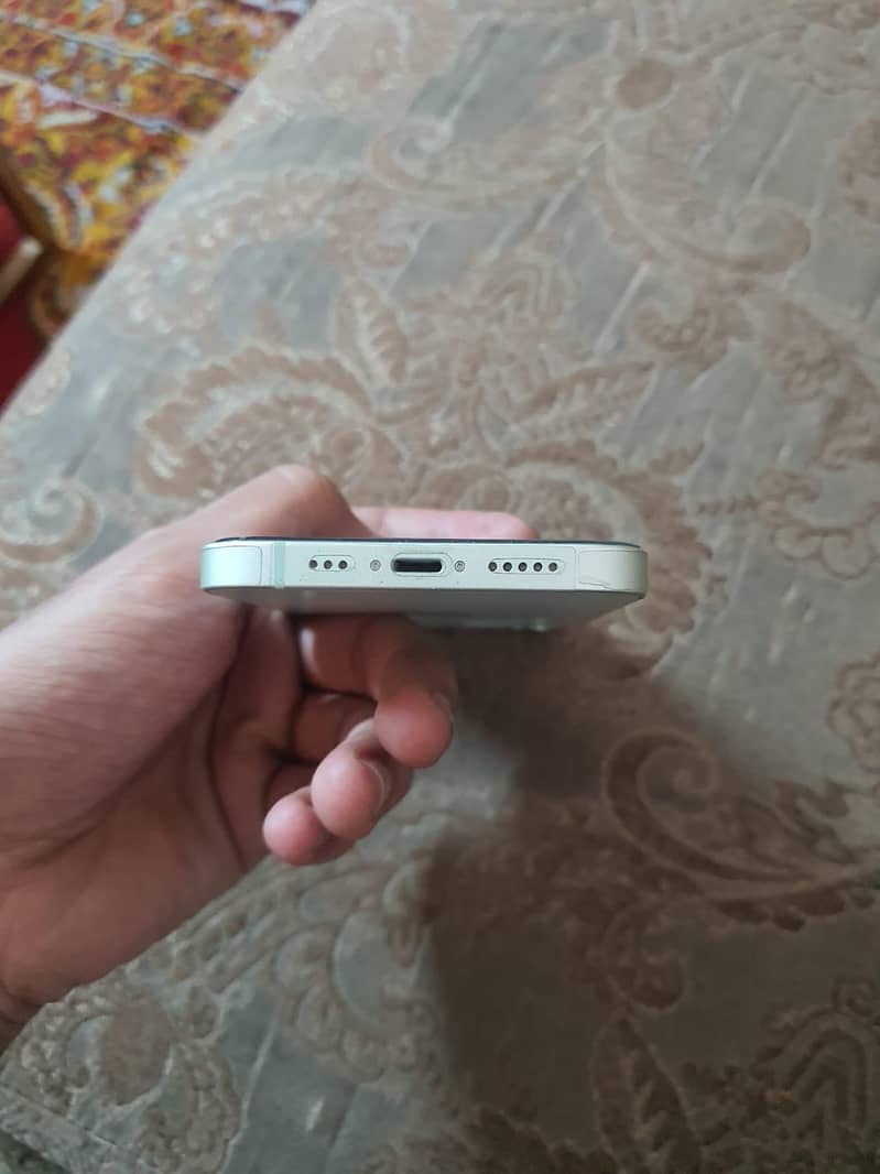 Apple iPhone 12 4