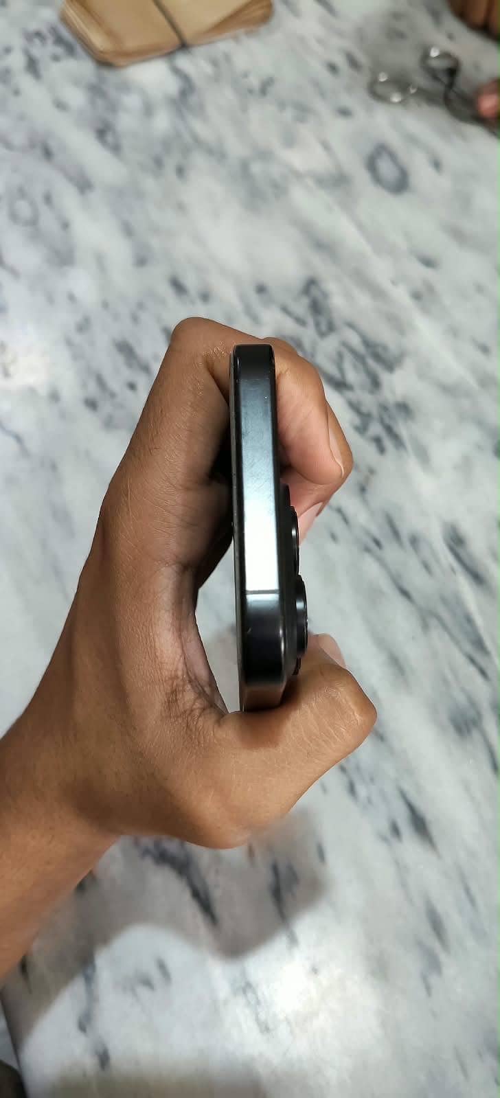 Apple iPhone 16 Pro 2