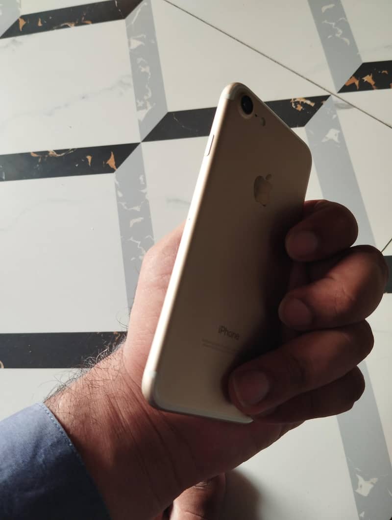 Apple iPhone 7 3