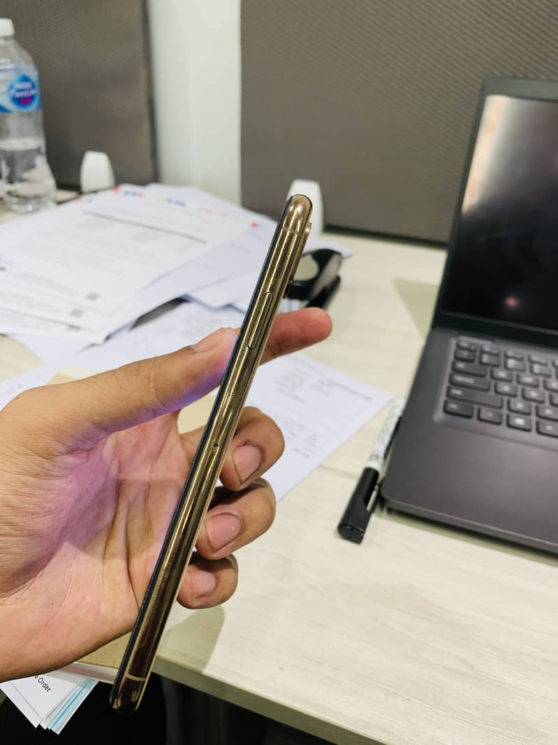 Apple iPhone XS Max 3