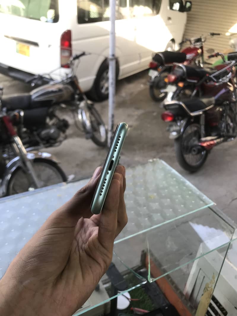 Apple iPhone 11 3