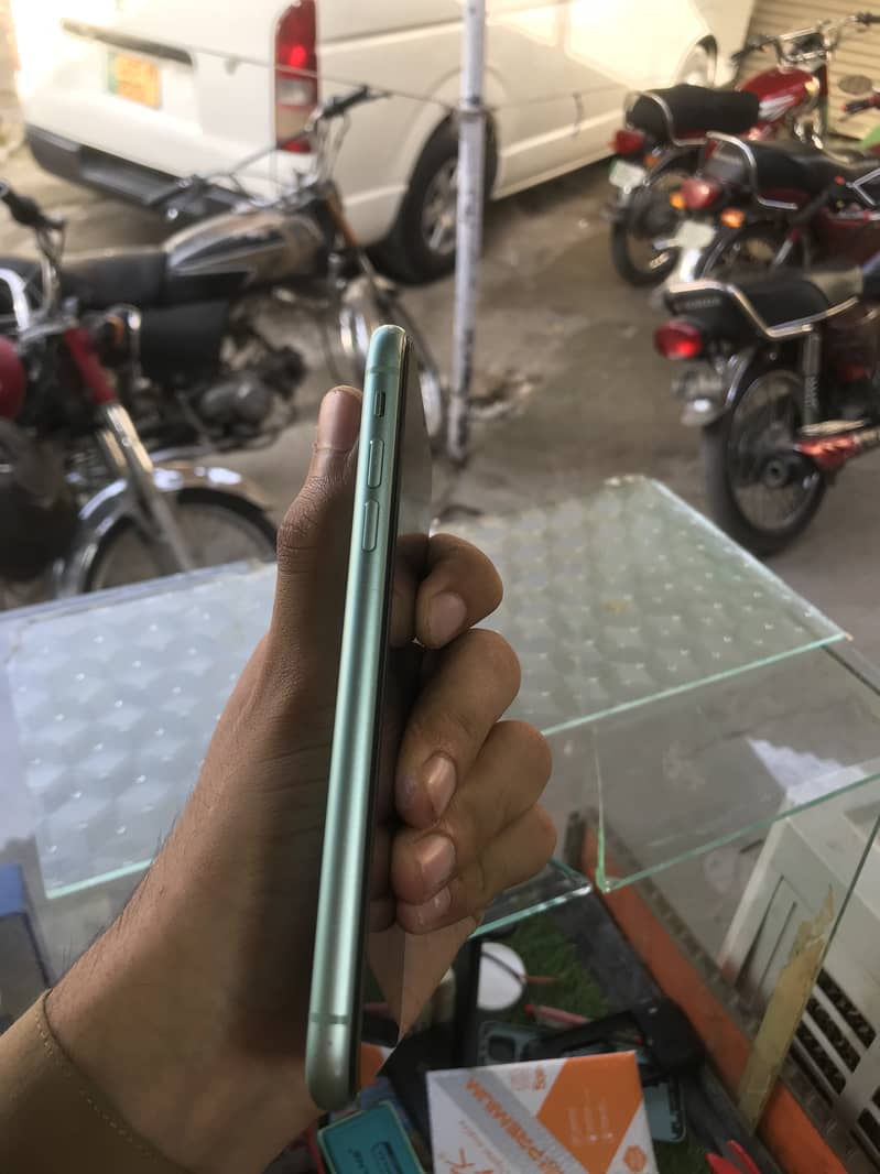 Apple iPhone 11 4