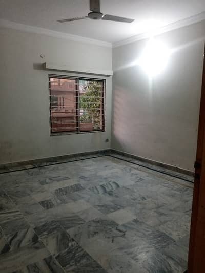 2 bed Upper Portion(small family) in Pwd Nearly London Baker'S