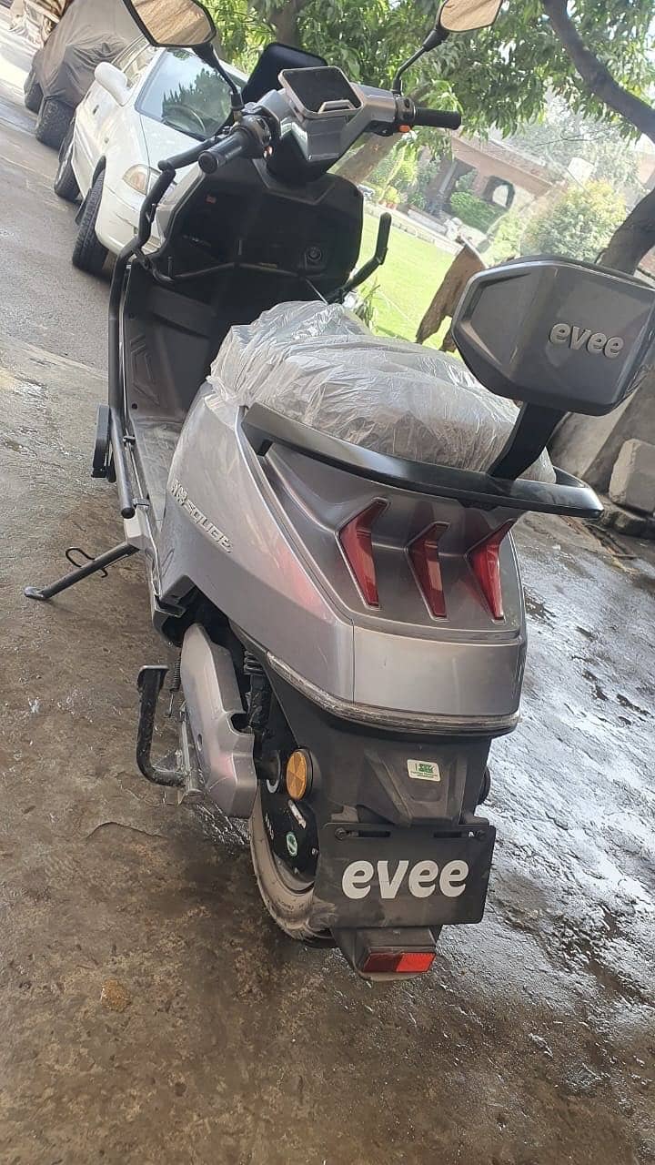Evee Sqube 1