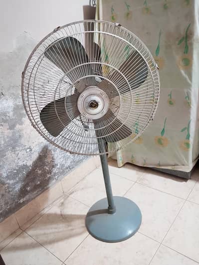 pedistal fan in good condition