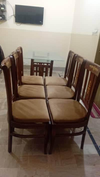 6 seater dining table available to sale
