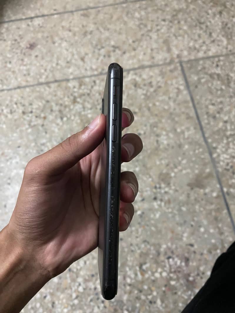 Apple iPhone X 4