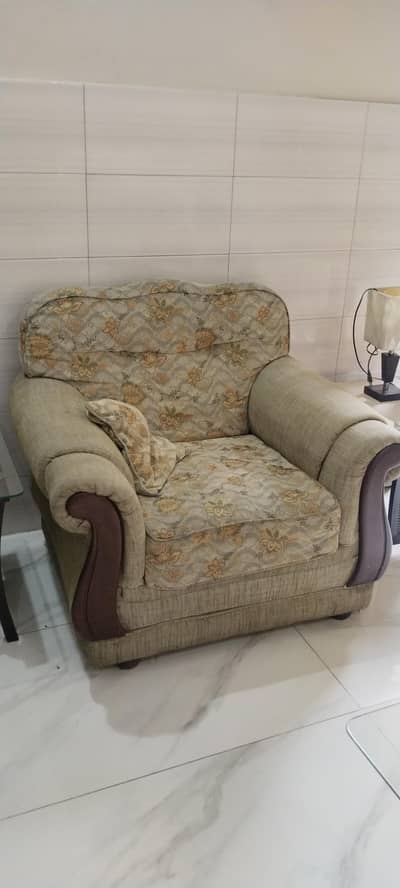 3 Seaters Complete Sofa Set Available For Sale 10/10 Lush Condition!